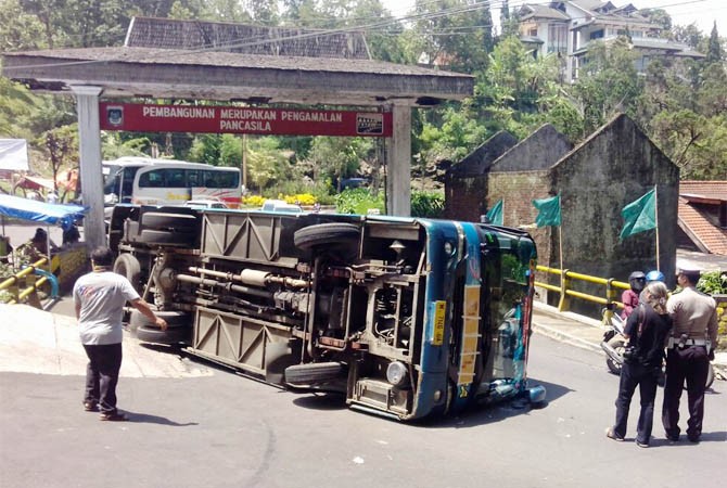 TAK KUAT NANJAK...Bus Rombongan Wisatawan Terguling, Begini Nasib Para Penumpangnya 