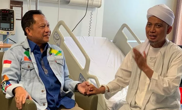Kapolri Jenguk Ustadz Arifin Ilham yang Dirawat di Malaysia