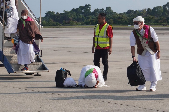 Sujud Syukur Jamaah Haji BTH 03 Setibanya di Pekanbaru