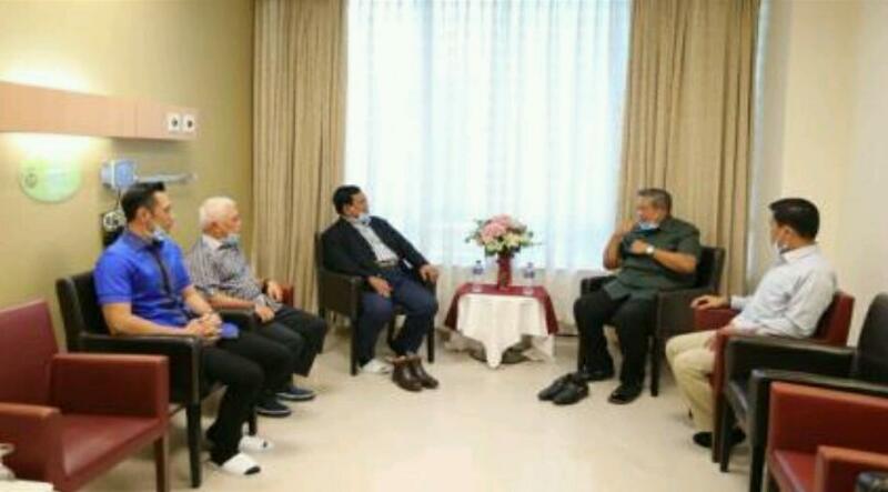 Jenguk Ani Yudhoyono di Singapura, Prabowo Hanya Bisa Lihat Ani dari Kejauhan