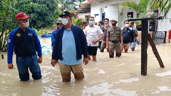 Tahu Warganya Kebanjiran, Bupati Kuansing Langsung Antarkan Bantuan