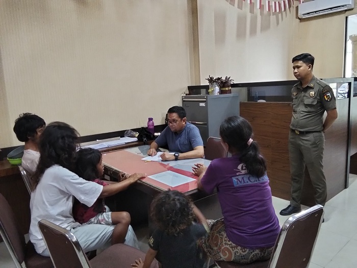 Viral Sekeluarga  Jadi Pengemis, Ayah Ibu dan Dua Anak di Pekanbaru Diamankan Dinas Sosial
