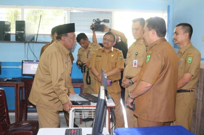 Plt Gubernur Riau Tinjau UNBK di SMKN 2 Pekanbaru