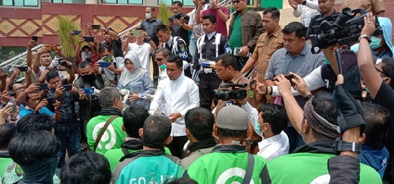 DPRD Riau Bagikan Hand Sanitizer untuk Ratusan Awak Ojek Online
