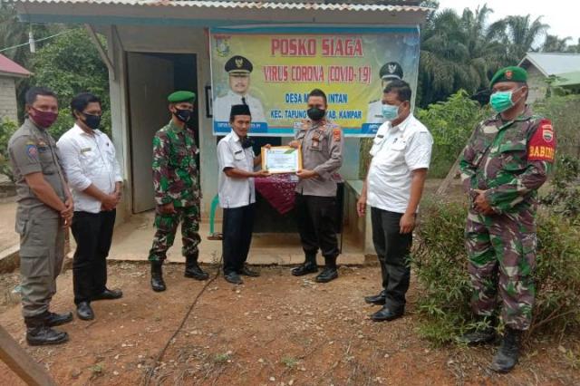 Kunjungi Relawan Covid-19 di Wilayah Lima Desa, Upika Tapung Hulu Berikan Piagam Penghargaan