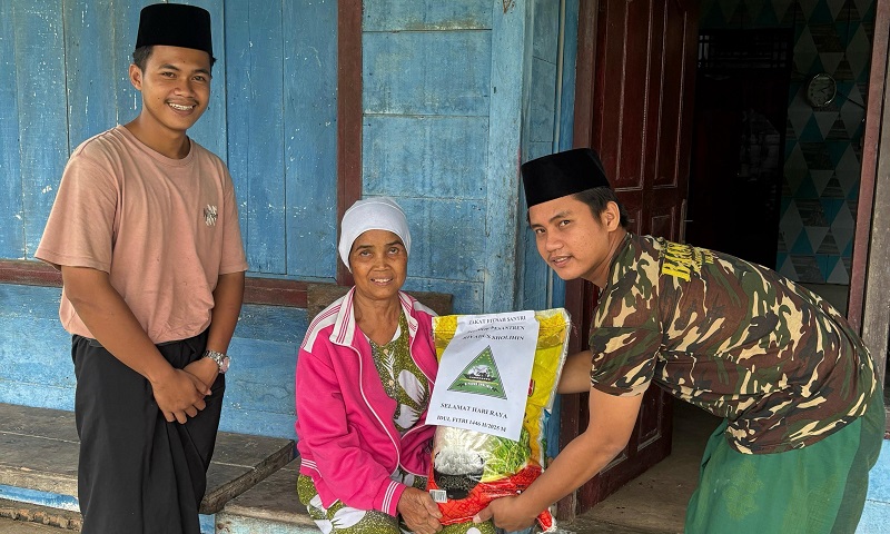 Santri Pondok Riyadus Sholihin Kumpulkan Zakat Fitrah, Ikut Dibagikan Kepada Warga Terdampak Banjir