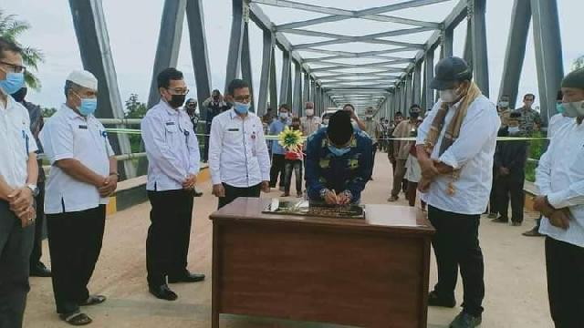 Resmikan Jembatan Gunung Toar, Bupati Kuansing Berpesan Agar Dipelihara