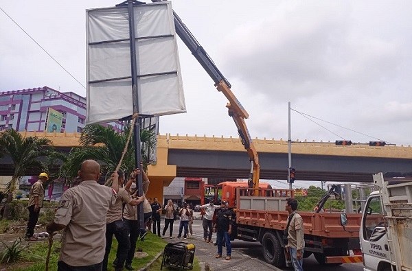 Pemko Mau Potong  500 Tiang  Reklame di Pekanbaru yang Tak Punya Izin