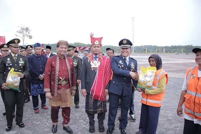 Ungkapan Terima Kasih, Wali Kota Bagikan Beras untuk Ribuan Pasukan Kuning