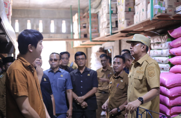 Wabup Muzamil bersama Komisi II DPRD Inspeksi Pasar, Tinjau Ketersediaan Bahan Pokok Jelang Idul Fitri