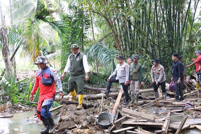 Menteri kehutanan dan Kapolda Riau Terjun Langsung ke Lokasi Bencana di Agam