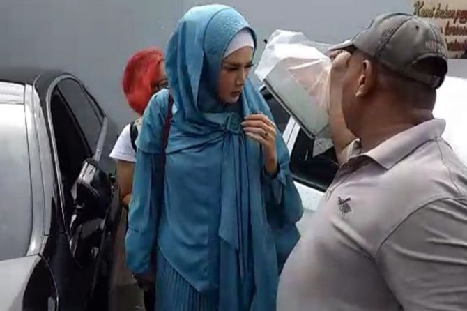Jenguk Ahmad Dhani di Medaeng, Mulan Bawa Sarung, Alquran, Kaus dan Makanan Favorit Lontong Balap