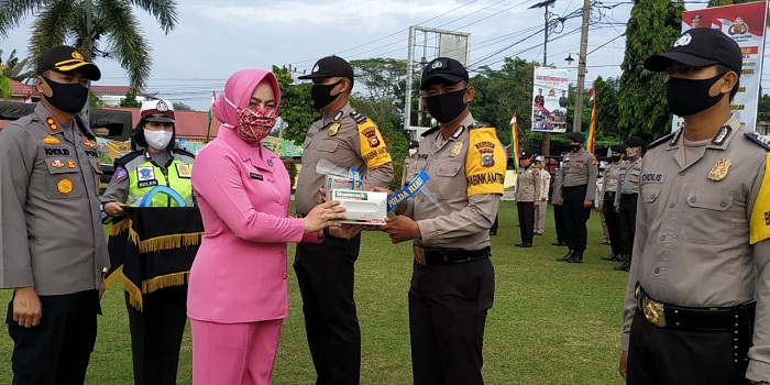 130 Bhabinkamtibmas di Kampar Terima Face Shield dan Sarung Tangan dari Ketua Bhayangkari Riau