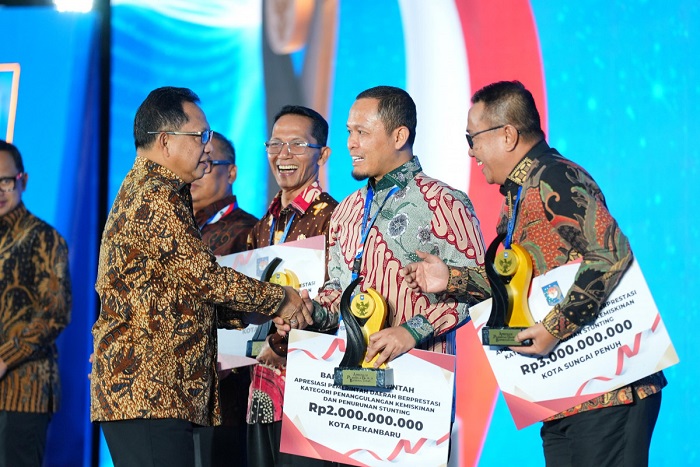 Berhasil Tekan Kemiskinan dan Stunting, Mendagri Serahkan Penghargaan Pada WaliKota Agung Nugroho