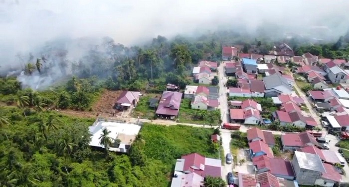 WASPADA! Karhutla di Tembilahan Tinggal Berjarak Puluhan Meter dari Rumah Warga