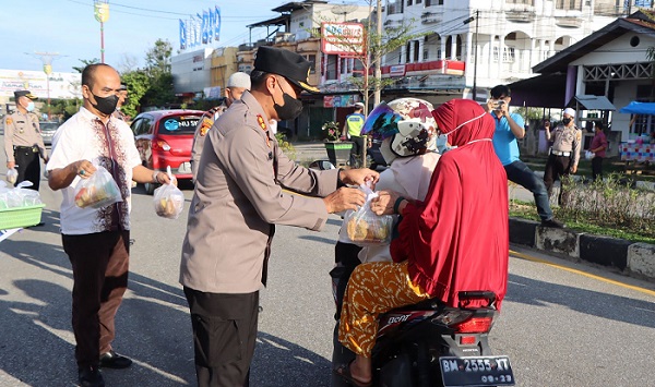Kapolres Kuansing Pimpin Berbagi Takjil dan Santunan kepada Warga Pengguna Jalan dan Panti Asuhan