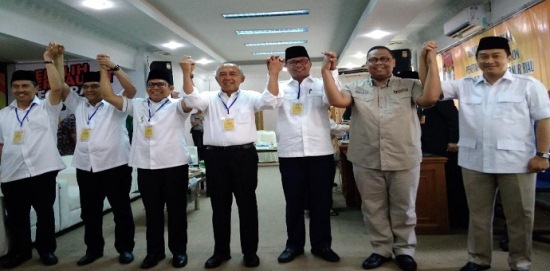 KPU Tetapkan Empat Pasangan Calon Gubernur Riau, Rusli Efendir Hadir Tanpa Firdaus...