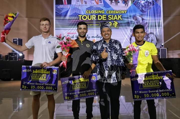 Tour de Siak 2019 Resmi Ditutup, Audiens Berikan Standing Aplause untuk Riders 11 Tim Peserta.
