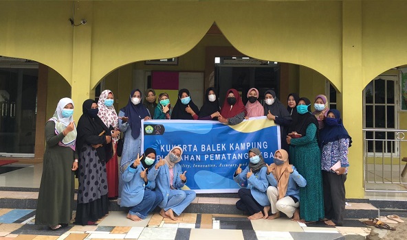 Kukerta Unri Balek Kampung Bagikan Jamu Immune Booster untuk Ibu Pengajian di Pematang Reba