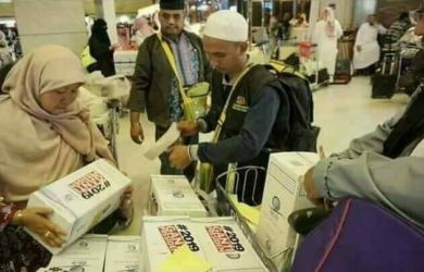 HEBOH...Jamaah Haji Indonesia Dapat 'Oleh-oleh' Air Zamzam #2019GantiPresiden