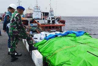 Lanal Dumai Amankan Kapal dan 56 Ribu Kg Kain Bekas