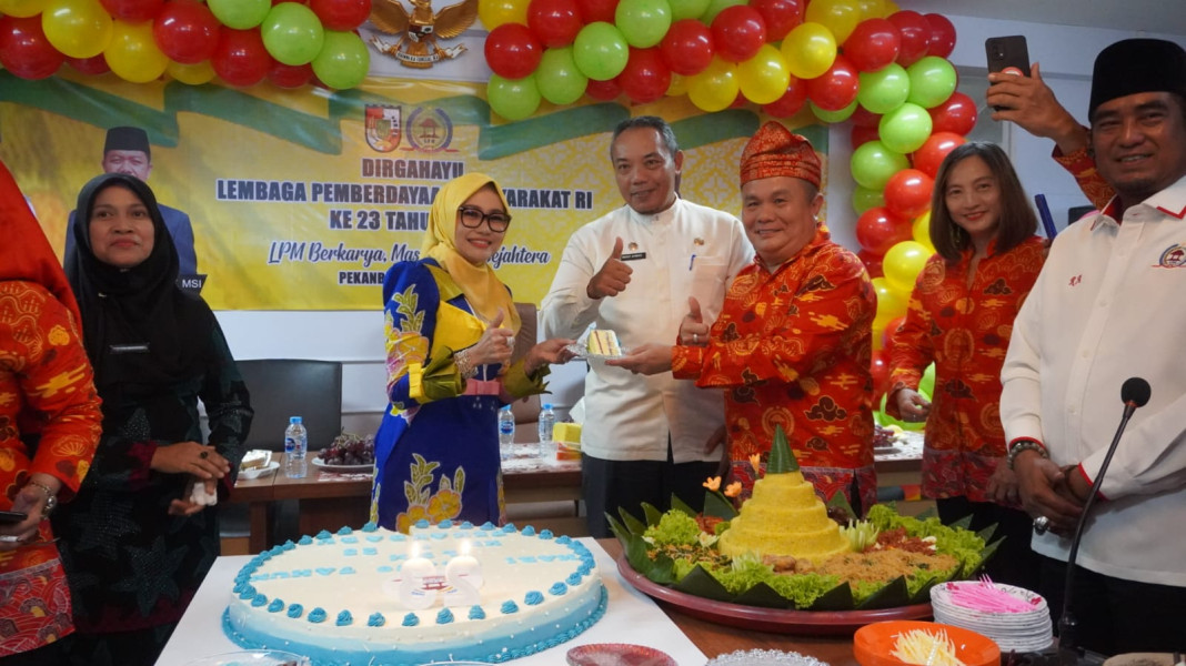 Raja Rilla Muflihun Potong Kue HUT LPM Ke 23