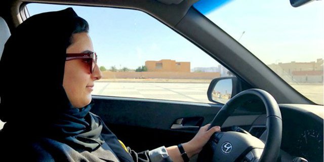 Mahasiswi Cantik Ini Jadi Driver Taksi Online Wanita Pertama di Arab Saudi