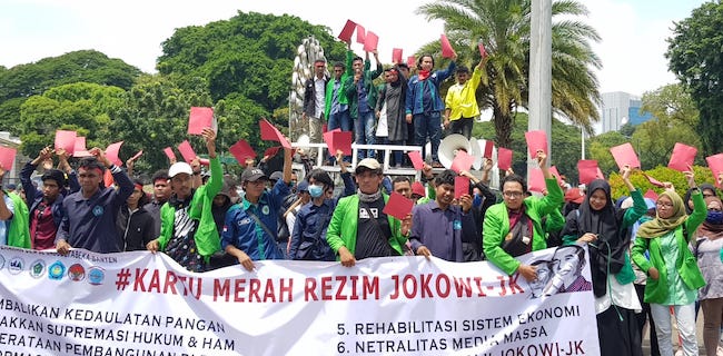 Sambil Bawa Keranda Mayat, Ini Alasan BEM Jabodetabek-Banten Acungkan Kartu Merah Ke Istana
