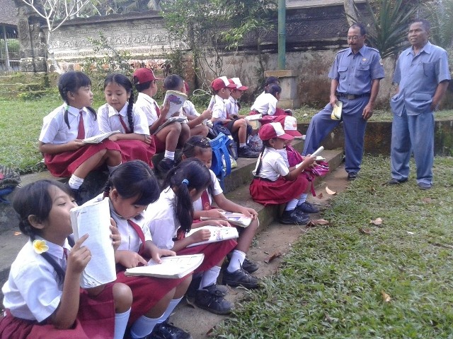 MIRIS SEKALI....Kelas Dipagari Pemilik Lahan, Siswa SD Ini Belajar di Wantilan dan Halaman Pura