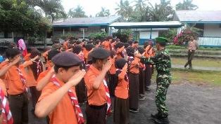 Babinsa Koramil PWK Latih Siswa SD 01 Pulau Burung