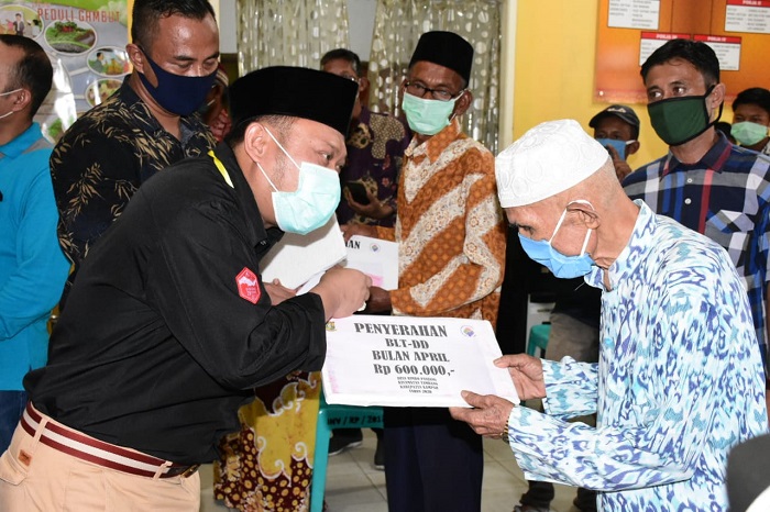 Bupati Kampar Serahkan Sebanyak 154 KK BLT-DD Desa Rimbo Panjang