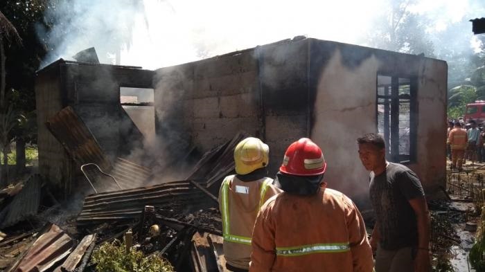 Warga Lagi Shalat Jumat, Rumah Nenek Siti Aminah di Desa Ganting Damai Salo Ludes Terbakar