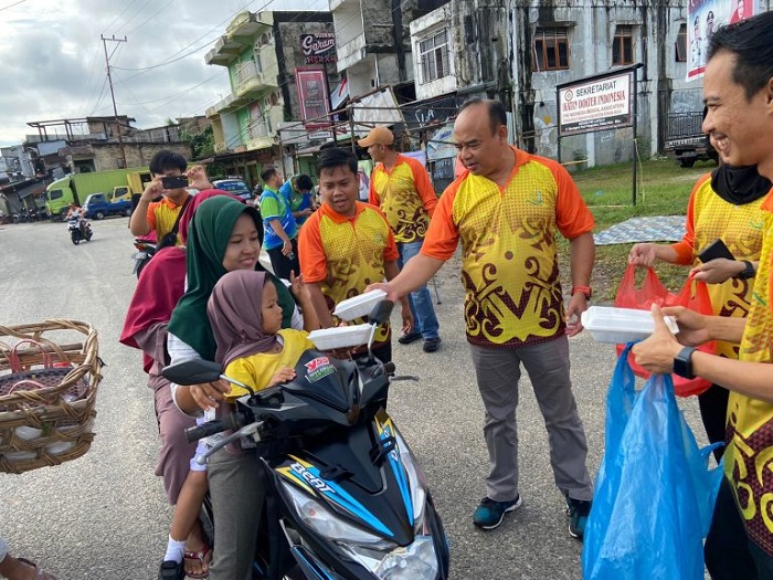Kejari Rohul Bagikan 50 Paket Nasi Gratis