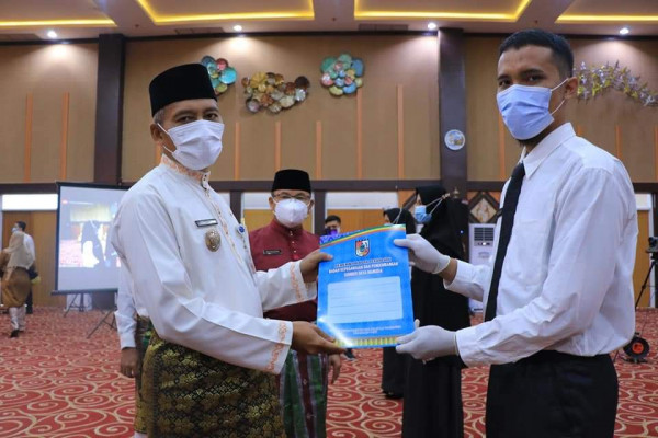 Wawako Pekanbaru Serahkan SK CPNS Formasi Umum Tahun 2019