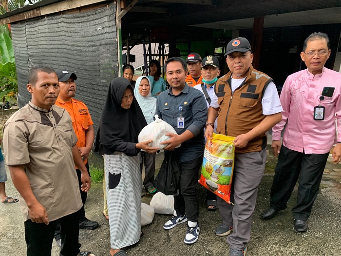 BPBD Salurkan Bantuan Sembako Bagi Korban Banjir di Pekanbaru