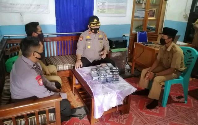 Kapolsek Tapung Serahkan Bantuan Al-Qur'an untuk MIS Ash-Shobirin Desa Tanjung Sawit