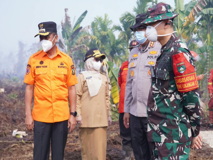 Tanggap Darurat Karhutla, Bupati dan Wabup Kampar Turun Langsung Kawal Pemadaman di Desa Rimbo Panjang
