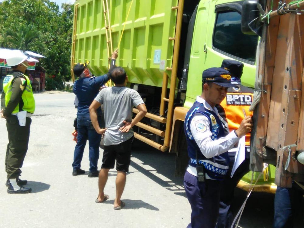Dishub Riau Tilang 101 Truk ODOL, Syamsuar: Percuma Jalan Diperbaiki Lalu Rusak Lagi