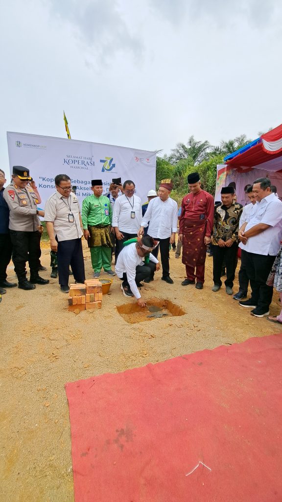 Bupati Zukri dan Menkop  UKM Lakukan Peletakan Batu Pertama Pembangunan Pabrik CPO Mini dan Minyak Makan Merah