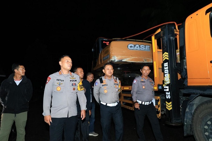 Polda Riau Kembali Kirim 3 Alat Berat Bantu Pemulihan Pasca Bencana di Agam