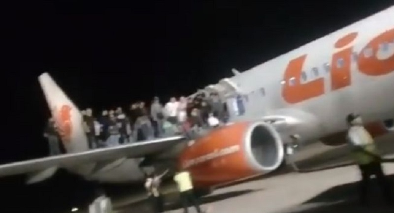 ADA BOM...Penumpang Lion Air Panik dan Berhamburan Keluar Pesawat, Ini Videonya