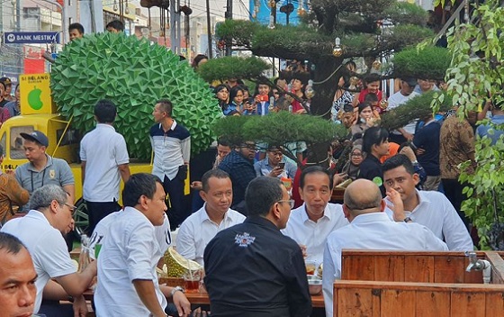 Tak Diajak  Jokowi dan TKN Makan Durian di Iskandar Muda,  Ibu-ibu di Medan Sampai Teriak Begini...