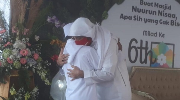 Mata Syekh  Ali Jaber Berkaca-kaca dan Langsung Peluk Akbar, Pemulung Yang Baca Alquran di Emperan Toko Demi Menahan Rasa Lapar...