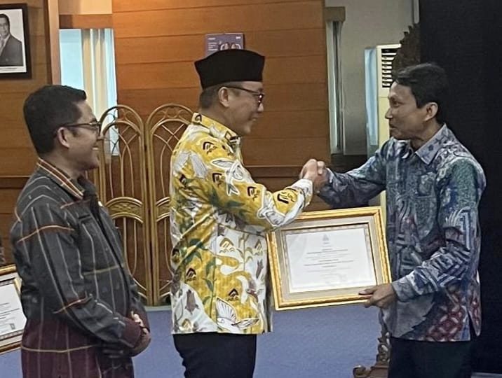 UPT Penilaian Kompetensi BKD Riau Terima Sertifikat Akreditasi A dari BKN RI
