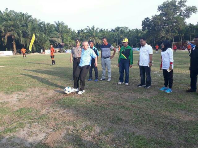 Buka Liga Mandiri Tapung, Gubri Disambut Antusias
