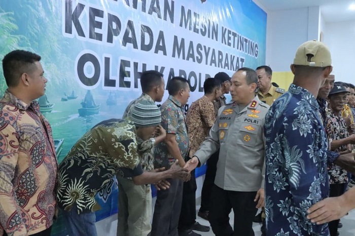 Nelayan Desa Bokor Terima Bantuan 20 Mesin Ketinting
