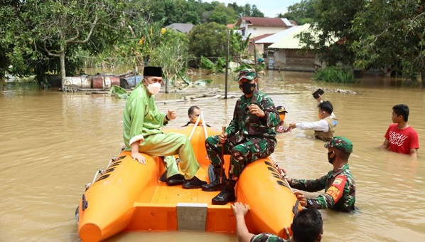 Naik Perahu Karet, Gubernur Syamsuar Tinjau Korban Banjir Pekanbaru, Suruh Stafnya Antar Makanan ke Rumah Warga...
