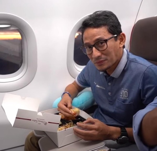 Nikmatnya! Pulang dari Riau, Sandi Buka Puasa di Pesawat, Makan Nasi Mandhi Pakai Tangan