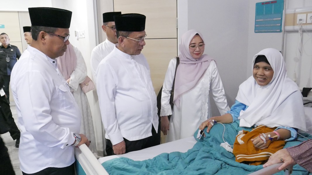 Bupati Rohil Jenguk 2 Calon Jamaah Haji di RS Awal Bros Batam