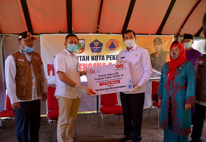 Tim Gugus Tugas Penanganan Covid-19 Pekanbaru Terima Bantuan 1,5 Ton Beras dari OJK Riau 